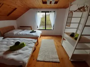 ložnice s manželskou postelí a 2 lůžky