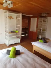 ložnice s manželskou postelí a 2 lůžky