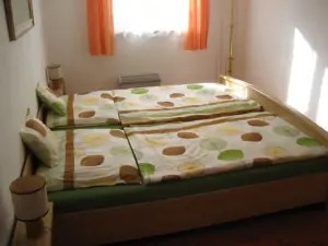 Ložnice s manželskou postelí