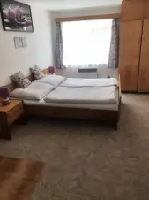ložnice s manželskou postelí