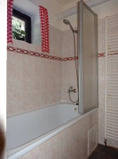 koupelna s vanou, WC, pračkou a umyvadlem v přízemí