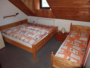 ložnice s dvojlůžkem a lůžkem v podkroví