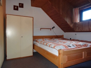 ložnice s dvojlůžkem a lůžkem v podkroví