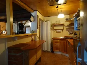 součástí obytné místnosti je opticky oddělený kuchyňský kout