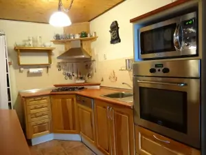 kuchyňský kout je plně vybaven pro vaření a stolování 14 osob