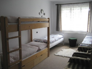 Ložnice s 2 lůžky a patrovou postelí