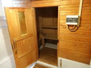 v zimě je v suterénu chaty k dispozici sauna