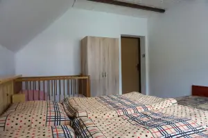 ložnice s dvojlůžkem a lůžkem v prvním patře