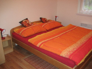 Ložnice s manželskou postelí