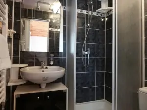 koupelna se sprchovým koutem, WC a umyvadlem v 1. patře