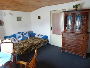 obytný pokoj (ložnice) s rozkládacím gaučem pro 2 osoby a TV