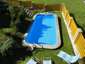 k dispozici je zapuštěný bazén (6 x 3 x 1,2 m)