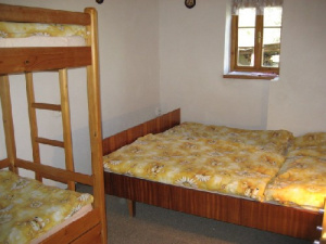 Ložnice s patrovou postelí a dvojlůžkem