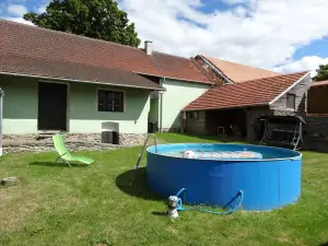 na uzavřeném dvoře, kde mají hosté naprosté soukromí, se mj. nachází zahradní kruhový bazén 
