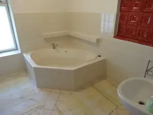 koupelna se sprchovým koutem, rohovou vanou a umyvadlem