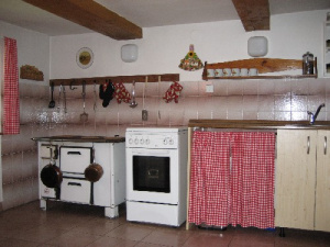 Kuchyně je vybavena pro vaření a stolování 4 - 6 osob