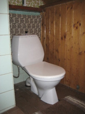 Koupelna je vybavena sprchovým koutem, wc a umyvadlem