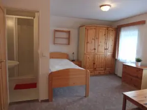 ložnice se 4 lůžky a přistýlkou - vstup do koupelny