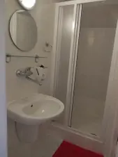 koupelna přístupná z ložnice se 4 lůžky a s přistýlkou
