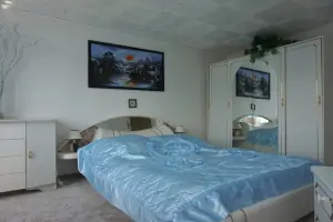 ložnice s manželskou postelí v prvním patře