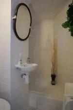 koupelna se sprchovým koutem, wc a umyvadlem v prvním patře