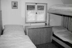 Ložnice s 2 patrovými postelemi a lůžkem