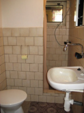 Koupelna se sprchovým koutem, umyvadlem a WC