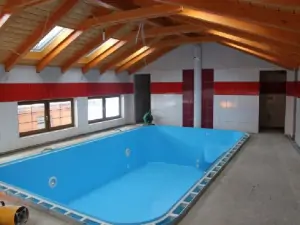 Cca. 30 m od chalupy se nachází objekt s vnitřním bazénem (7 x 4 x 1,5 m) a saunou - fotografie byla pořízena ještě před dokončením stavby