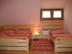 Ložnice s 2 manželskými postelemi a lůžkem