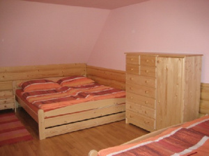 Ložnice s 2 manželskými postelemi a lůžkem