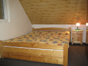 Ložnice s manželskou postelí v podkroví