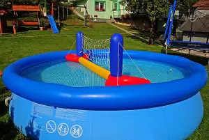 Na zahradě je k dispozici zahradní bazén (průměr 3,6 m)