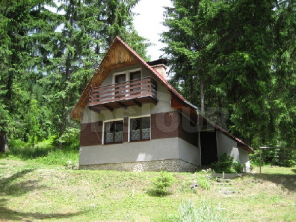 Chata Jakubovany leží v chatové osadě v lese při vstupu do Studené doliny