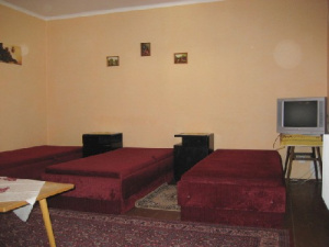 Pokoj se 4 lůžky, gaučem a TV