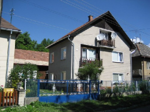 Rodinný dům Jakubovany, v jehož zadní části je ubytování