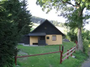 Pohled na chatu Čenkovice z příjezdové cesty