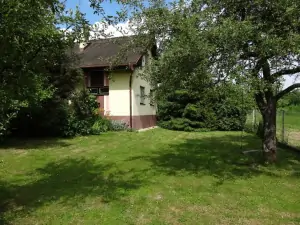 chata Olešná se nachází v oplocené zahradě