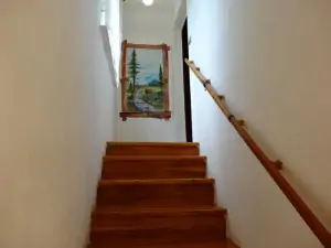 schodiště do podkroví, kde se nachází ložnice