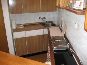Kuchyňský kout je vybaven 2-plotýnkovým el. vařičem, ledničkou a el. konvicí