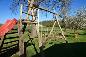 vyžití pro děti u chaty Dobřínsko - houpačky, skluzavka, pískoviště