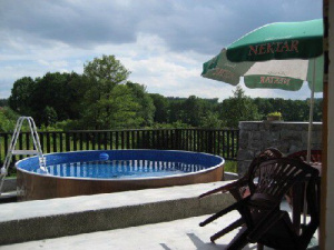 Na terase je k dispozici bazén (průměr 3,6, hloubka 0,9 m)