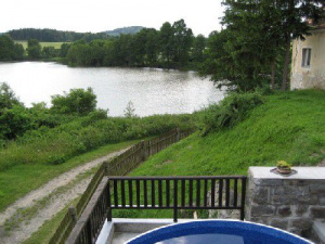 Z terasy je pěkný výhled na místní rybník