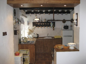 Pohled z obytné místnosti do kuchyňského koutu