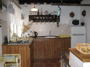Kuchyňský kout je vybavený pro vaření a stolování 5 až 6 osob