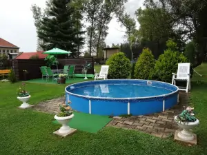 k dispozici je zahradní bazén