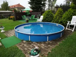 bazén má průměr 3,5 m a hloubku 0,9 m a je solárně vyhříván
