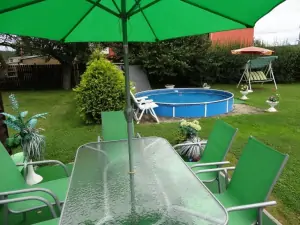 venkovní posezení a bazén na zahradě