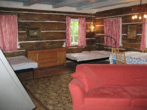 V obytné místnosti se nacházejí 2 manželské postele