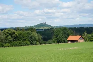 kousek od chaty se Vám naskytne tento nádherný pohled na krajinu CHKO Český ráj s dominantou zříceniny hradu Trosky