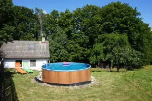 u chaty je k dispozici kruhový nadzemní bazén (průměr 3,6 m)